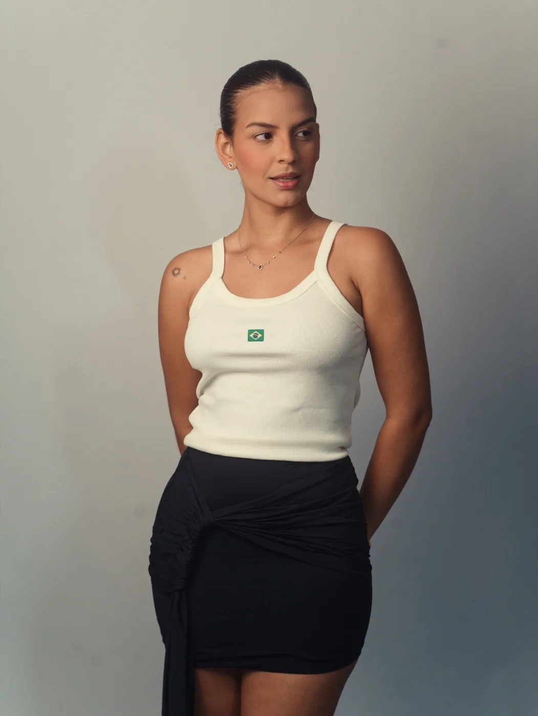 Modelo com regata alça branca 90s