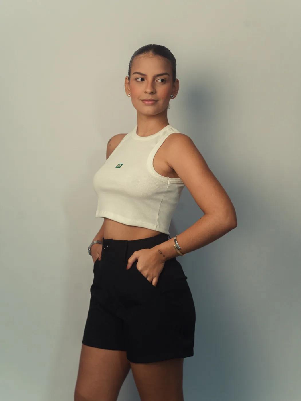 Cropped branco 90s estilo editorial